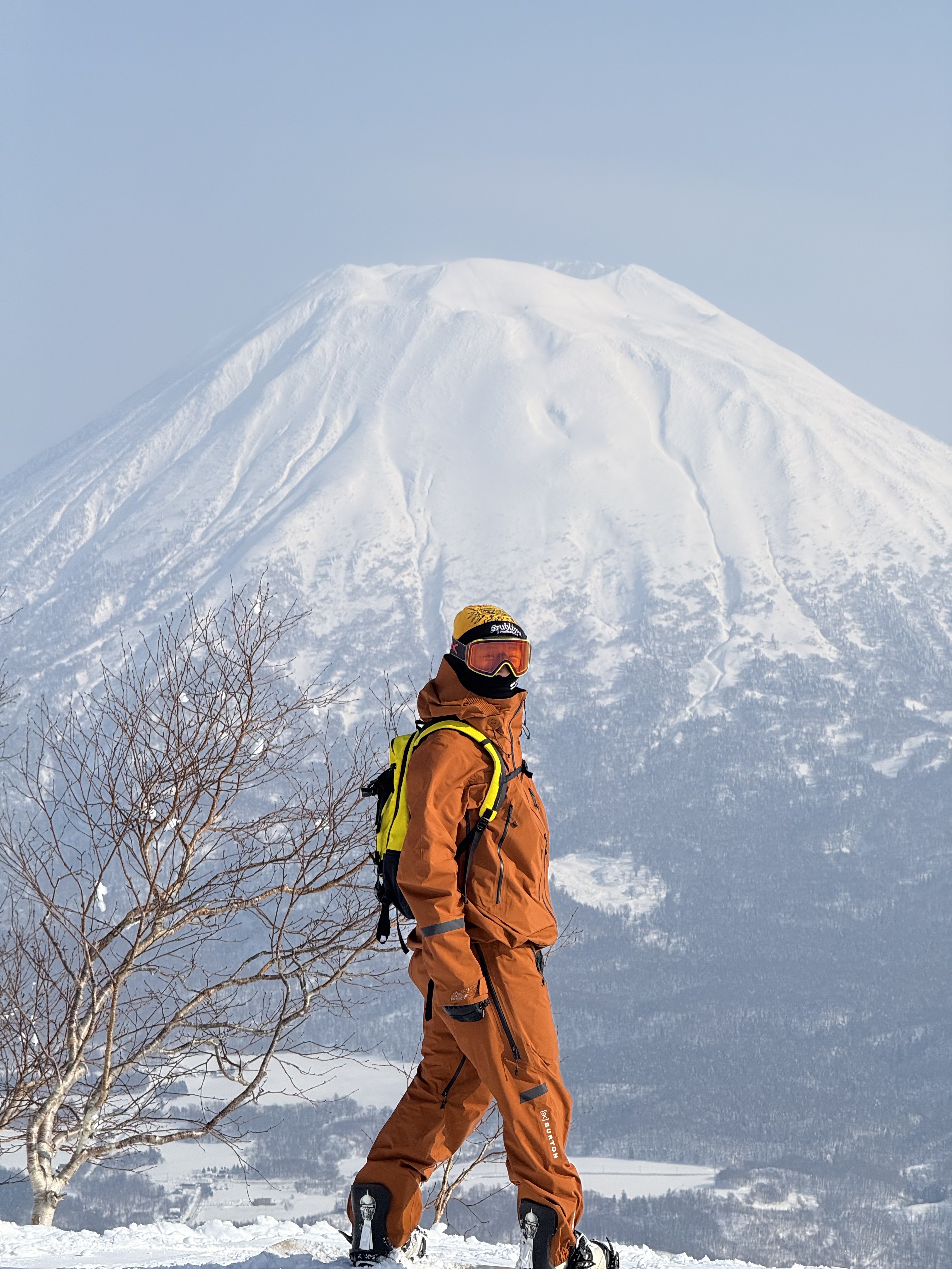 房東峥包子在羊蹄山雪景前